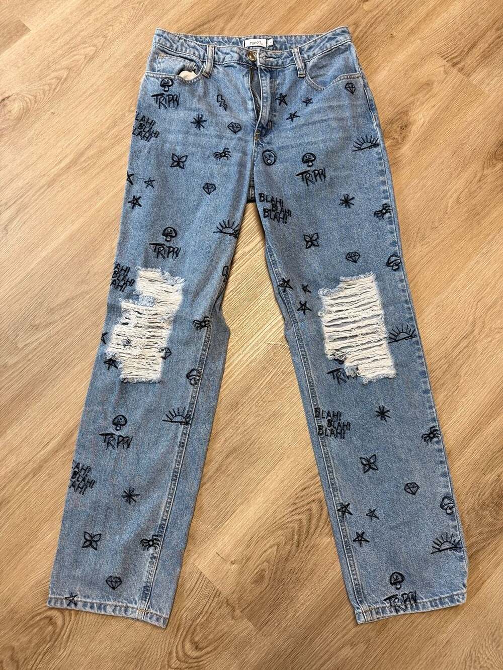 rue21 Size 7 Distressed Embroidered Graphic Straight Leg Jeans